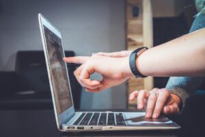 Persona che bilancia studio e lavoro