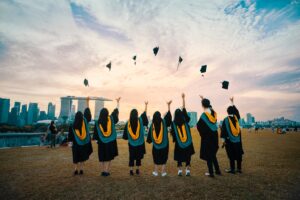 Studente che valuta opzioni universitarie online