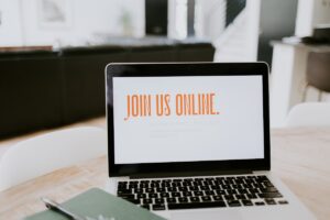 Studente che sostiene un esame online con laptop